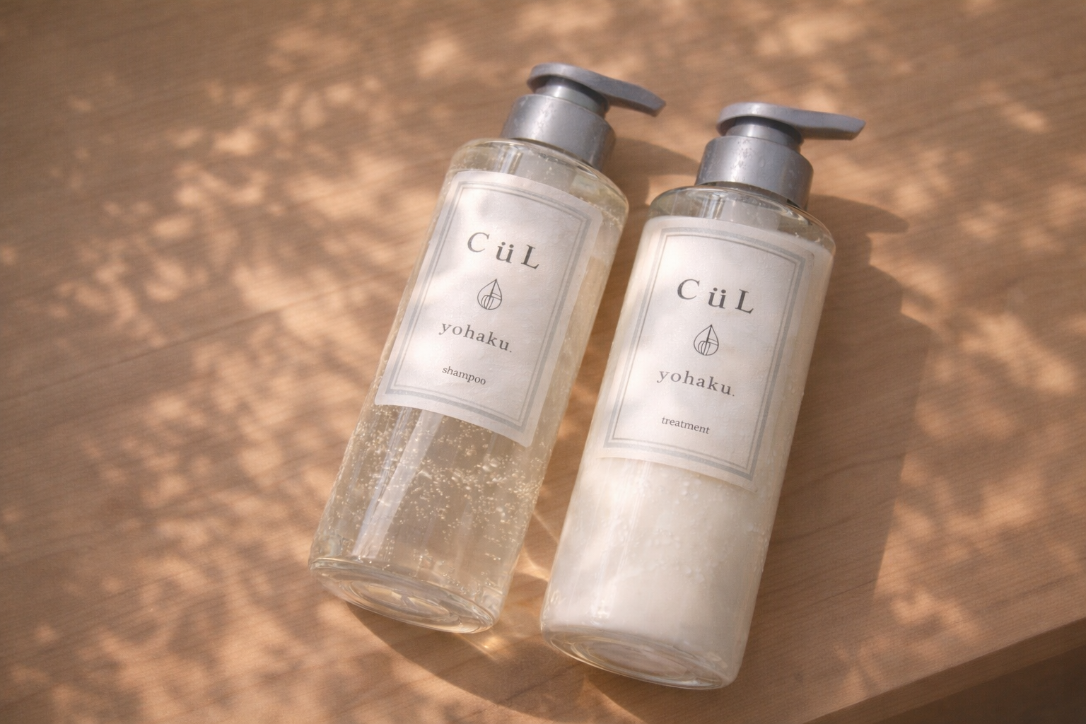 CüL yohaku. シャンプー＆トリートメント セット 木目テーブルに並べて置いた写真